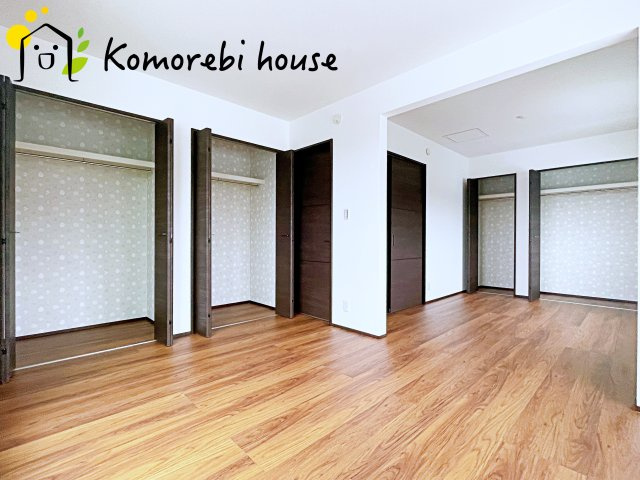 大宮区三橋1丁目Ⅱ　新築一戸建て　Bの寝室|収納が多く、左右ご夫婦で分ければ身支度もスムーズに♪