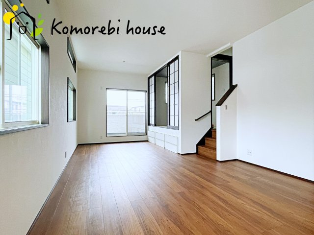 大宮区三橋1丁目Ⅱ　新築一戸建て　Bの居間・リビング|温かみを感じる配色のリビングダイニング♪
リビング階段でご家族の会が増えます♪