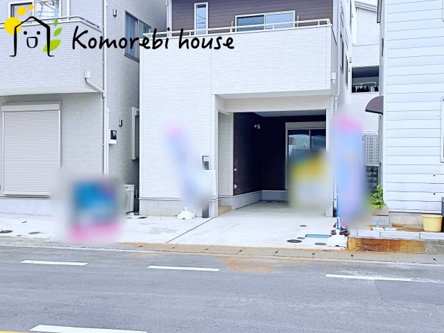 大宮区三橋1丁目Ⅱ　新築一戸建て　Bの駐車場|風や飛んできたものから守られるビルトガレージ。
クルマの持てる生活で行動範囲も広がりますね♪