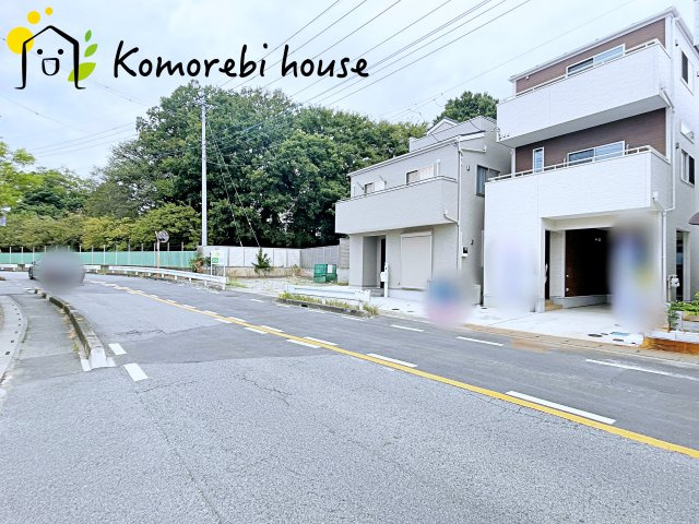 大宮区三橋1丁目Ⅱ　新築一戸建て　Bの前面道路含む現地写真|前面道路が広く駐車のストレスも軽減♪
見通しが良く出る際もスムーズです！