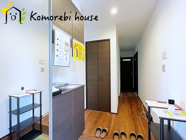 大宮区三橋1丁目Ⅱ　新築一戸建て　Bの玄関|玄関を開ければこんな雰囲気♪
あると便利なホール収納もございます♪