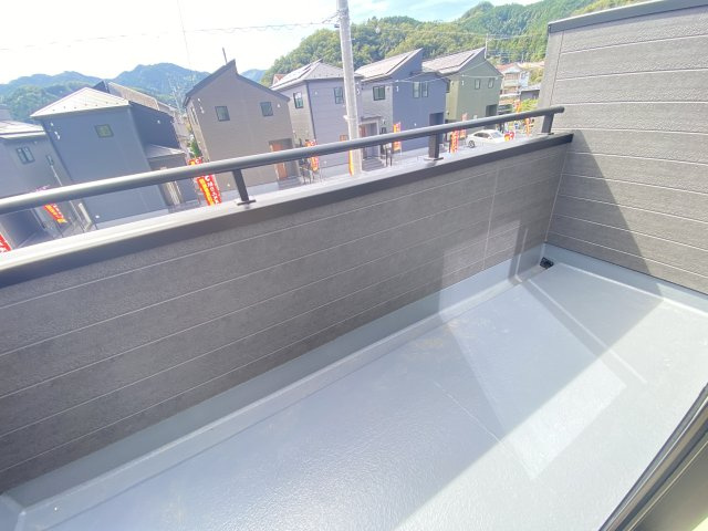 『八王子市新築戸建て』八王子市1549-3【仲介手数料無料】　１６期のバルコニー|～仲介手数料無料☆八王子ひなた不動産～　八王子市下恩方町　新築戸建て