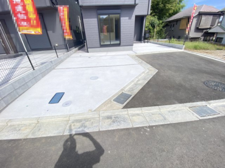 祝　成約済み　八王子市　下恩方町　新築戸建て　１６期の駐車場|～仲介手数料無料☆八王子ひなた不動産～　八王子市下恩方町　新築戸建て