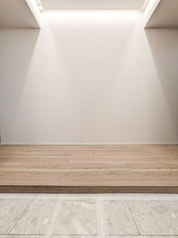 甲南コーポラスの玄関|玄関には上品な照明がひかれ、明るく上質な印象