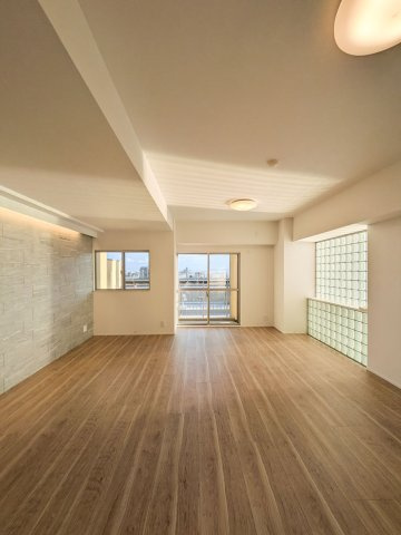 甲南コーポラスの居間・リビング|アクセントクロスと上部に照明が施されホテルのようなお洒落な空間