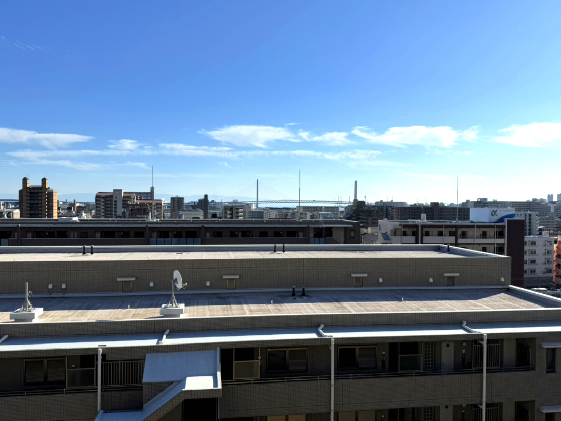 甲南コーポラスの展望|暖かな日差しのふりそそぐバルコニーです。バルコニーの広さも十分にあります。海と山も一望できる立地で神戸の魅力が詰まった立地