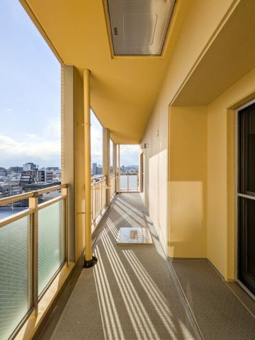 甲南コーポラスのバルコニー|3面バルコニーで様々な角度から楽しめる眺望があります。