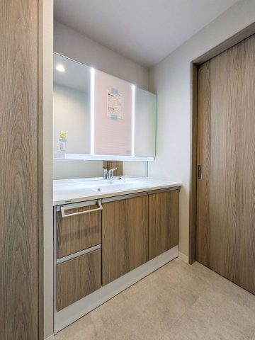 甲南コーポラスの独立洗面台|幅広の洗面化粧台のため、朝の身支度を整えます