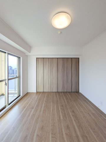 甲南コーポラスの洋室|洋室約7.4帖は南側に面して陽当たりが良く、お部屋から眺望が望めます