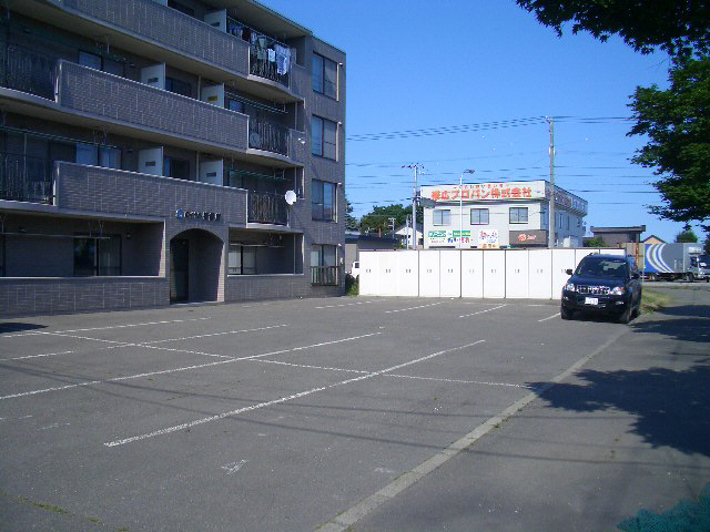 ロイヤル壱番館の駐車場