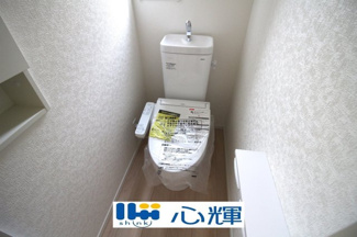 【トイレ】 | クレイドルガーデン宇部市際波第６ ２期（２号棟） | いつまでも清潔な空間であって頂けますように、汚れをふき取り易いフロアと壁紙をチョイス致しました。