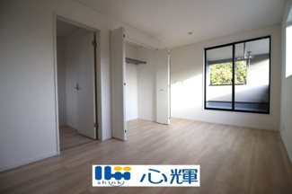 【洋室】 | クレイドルガーデン宇部市際波第６ ２期（２号棟） | 明るさを基調とした部屋は、光を反射するので部屋を明るく美しく見せる効果もあります。