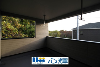 【バルコニー】 | クレイドルガーデン宇部市際波第６ ２期（２号棟） | 日当たりのよい住宅エリアですので、多くの陽光が降り注ぎ、室内には陽だまりを生み出してくれます。