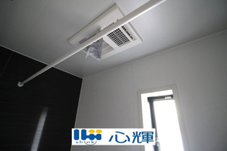 【設備】 | クレイドルガーデン宇部市際波第６ ２期（２号棟） | 浴室換気・乾燥・暖房機（本体）。冬場の予備暖房、夜間や梅雨時の衣類乾燥、カビ対策などに活躍します。
