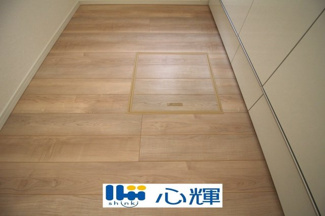 【収納】 | クレイドルガーデン宇部市際波第６ ２期（２号棟） | キッチン床下収納です。いざというときの非常食や使用頻度の低いものをコンパクトに収納します。