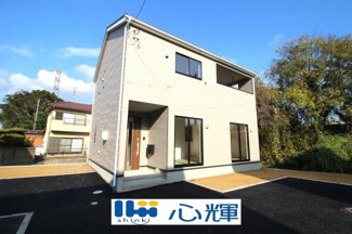 【外観】 | クレイドルガーデン宇部市際波第６ ２期（２号棟） | 現地（2025年12月1日撮影）外構工事中です。
明るい日差しが差し込む現地。車もゆったり駐めることができます。