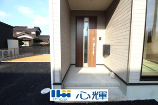 【玄関】 | クレイドルガーデン宇部市際波第６ ２期（２号棟） | 現地（2025年12月1日撮影）
家の顔となる玄関。 ゲストを迎え入れても安心の空間です。