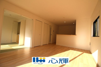 【居間・リビング】 | クレイドルガーデン宇部市際波第６ ２期（２号棟） | 現地（2025年12月1日撮影）
降り注ぐ陽光をいっぱいに浴び、メインライトと共に室内全体が明るい・開放感のあるＬＤＫ。