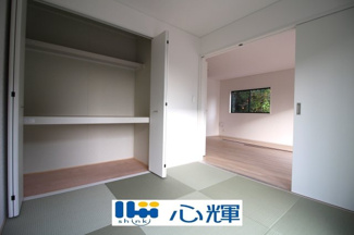 【和室】 | クレイドルガーデン宇部市際波第６ ２期（２号棟） | リビングの横に和室があれば、畳の上で遊ぶ子供をキッチンから見守れるので嬉しいですね。

