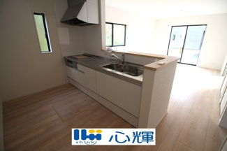 【キッチン】 | クレイドルガーデン宇部市際波第６ ２期（２号棟） | 充分なスペースを実現したキッチン空間となっています。寛ぐ方とお料理をされる方の一体感を重視した設計。