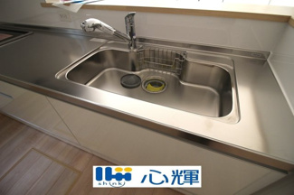 【キッチン】 | クレイドルガーデン宇部市際波第６ ２期（２号棟） | 浄水器付きです。水栓は先端が引き出せるのでシンクの隅々まで水が届きます。


