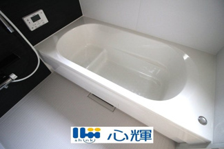 【浴室】 | クレイドルガーデン宇部市際波第６ ２期（２号棟） | 疲れを癒す場所にふさわしい快適で清潔な空間で、心も体もオフになるリラックスタイムをお楽しみ下さい。