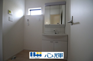 【独立洗面台】 | クレイドルガーデン宇部市際波第６ ２期（２号棟） | 平日の朝であっても落ち着きと寛ぎを感じられ、スムーズに身支度が完了します。