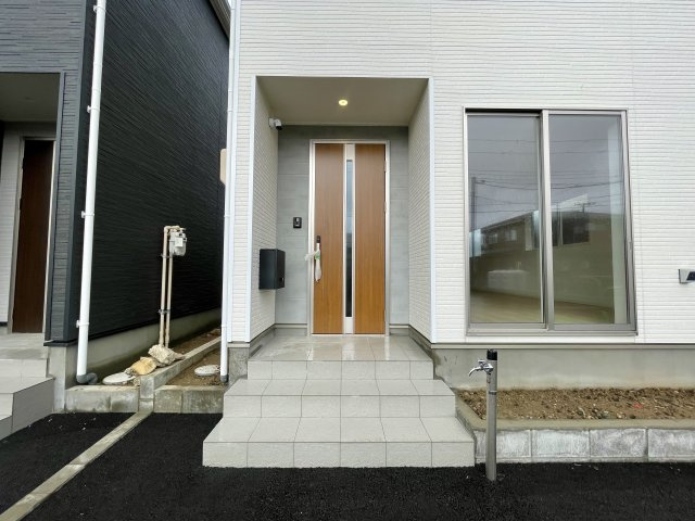【新築戸建て】秋田市茨島第12　2号棟の玄関
