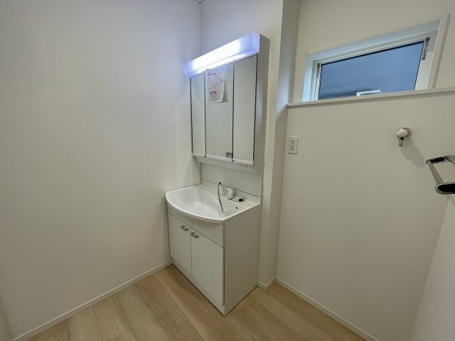 【新築戸建て】秋田市茨島第12　2号棟の独立洗面台|三面鏡付き洗面台