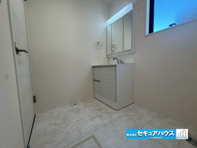 【今からご案内可能】刈谷市野田町北菰神 全2棟の独立洗面台|【洗面台】
◆鏡の裏にはたっぷりと収納スペースを標準装備！
◆電源を付属しているのでドライヤーなど利用できます。