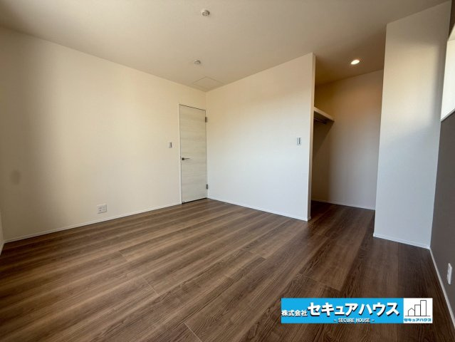 【今からご案内可能】刈谷市野田町北菰神 全2棟の洋室|【洋室】
◆広々とした居住空間は日々の暮らしを彩り、心のやすらぎと満足感を与えてくれます。通風と採光を考慮した設計は子供たちはのびのび育ち、家族でくつろぎと団らんを生み出します。