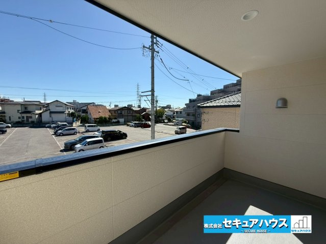【今からご案内可能】刈谷市野田町北菰神 全2棟のバルコニー|【バルコニー】
◆見晴らしもよく、太陽の温かな温もりをめいっぱい受け止めてくれます。
太陽の光と爽やかな風を受けたお洗濯物はあっという間に乾き、取りこむ時には太陽の匂いを感じられそうですね。　