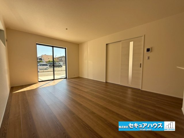 【今からご案内可能】刈谷市野田町北菰神 全2棟の洋室|【LDK】
◆日当たりが良く温かい広々リビングは家族の団らんスペースになります。