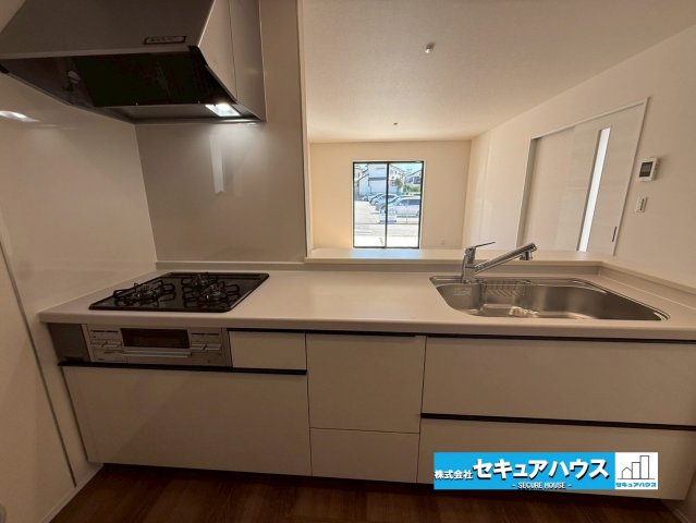 【今からご案内可能】刈谷市野田町北菰神 全2棟のキッチン|【キッチン】
◆同時にたくさんの料理が調理できる。「焼く・蒸す・煮る」の工程を同時進行で進めることができるので、料理を素早く作ることができます。育児でバタバタ忙しいママに嬉しい♪