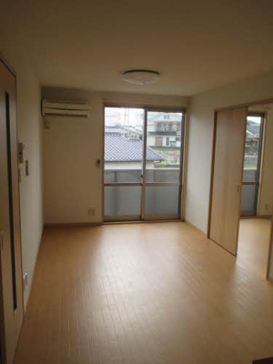 【居間・リビング】 | Uハイツカリス | ゆったり過ごせる居間です