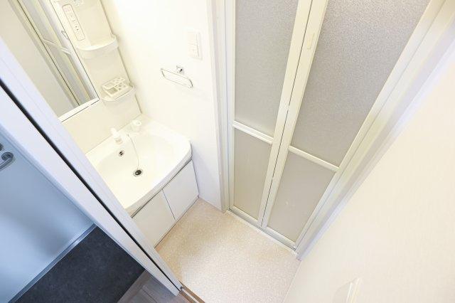 サヴォイブロンズガーデニア　4階の洗面所|別号室です。現状優先になります。