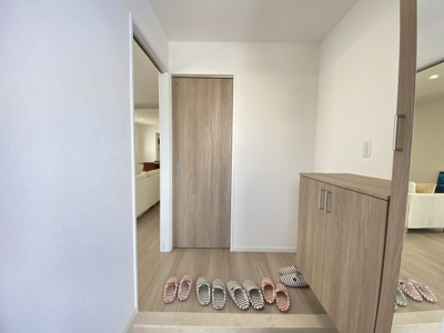 【玄関】 | 嘉手納屋良Ⅱ（全5棟） | ※同仕様写真です