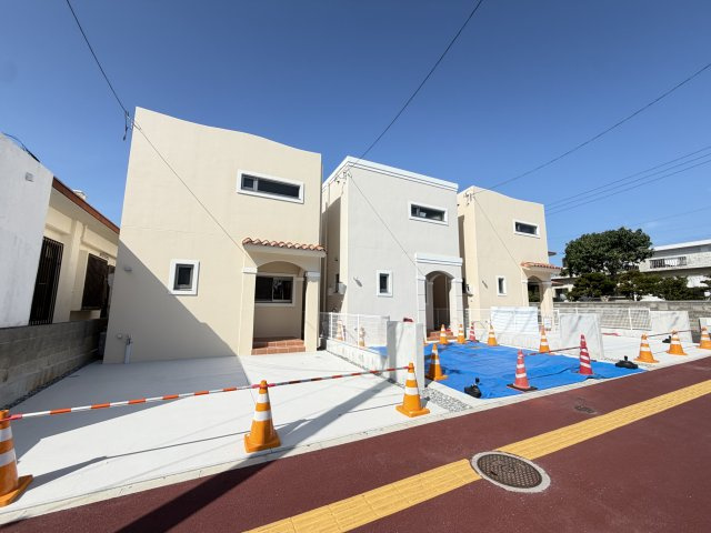 嘉手納屋良Ⅱ（全5棟）1・4号地の外観|1号棟　並列駐車2台完備♪