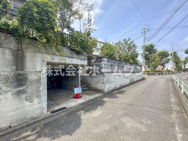 福生市武蔵野台　中古戸建の前面道路含む現地写真