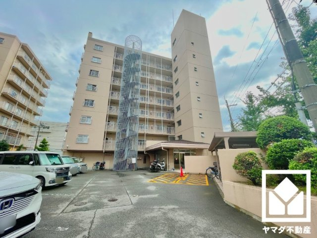 伏見日光ハイツ一号棟の駐車場