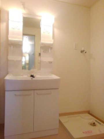 ラ・メゾン　アンソレイエ　Ｂの洗面所|脱衣スペースもあります