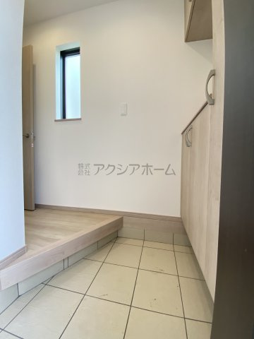 所沢市和ケ原2丁目・全1棟　新築一戸建　～リビング階段～の玄関