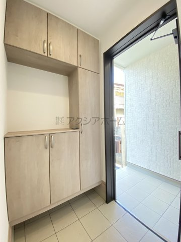 所沢市和ケ原2丁目・全1棟　新築一戸建　～リビング階段～の玄関