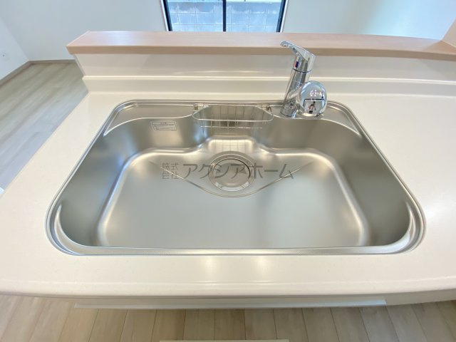 所沢市和ケ原2丁目・全1棟　新築一戸建　～リビング階段～のキッチン|浄水器付水栓