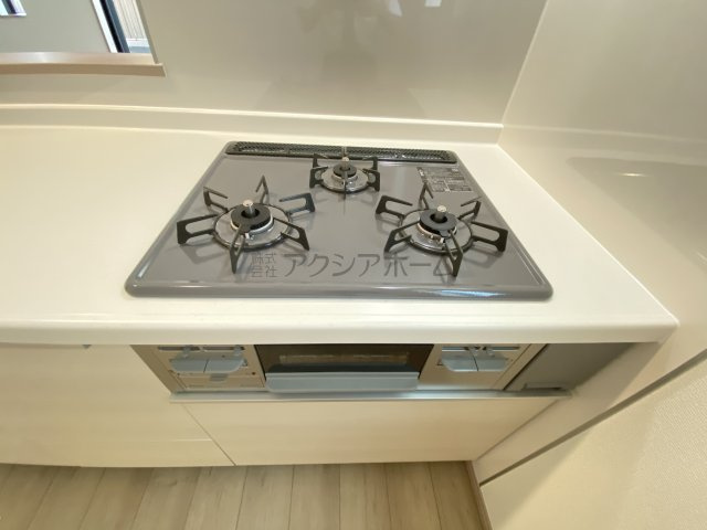 所沢市和ケ原2丁目・全1棟　新築一戸建　～リビング階段～のキッチン|3口コンロ