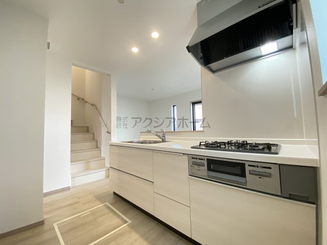 所沢市和ケ原2丁目・全1棟　新築一戸建　～リビング階段～のキッチン|床下収納