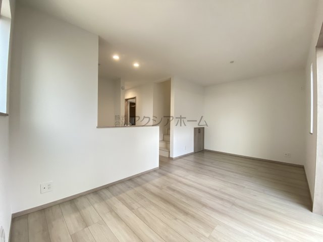 所沢市和ケ原2丁目・全1棟　新築一戸建　～リビング階段～の居間・リビング