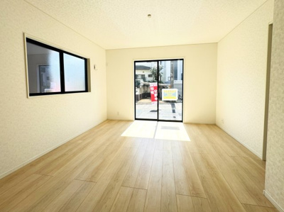 【居間・リビング】 | 柏市新逆井１丁目新築戸建【土南部小学校：4分】 | 18.5帖リビングダイニングキッチン