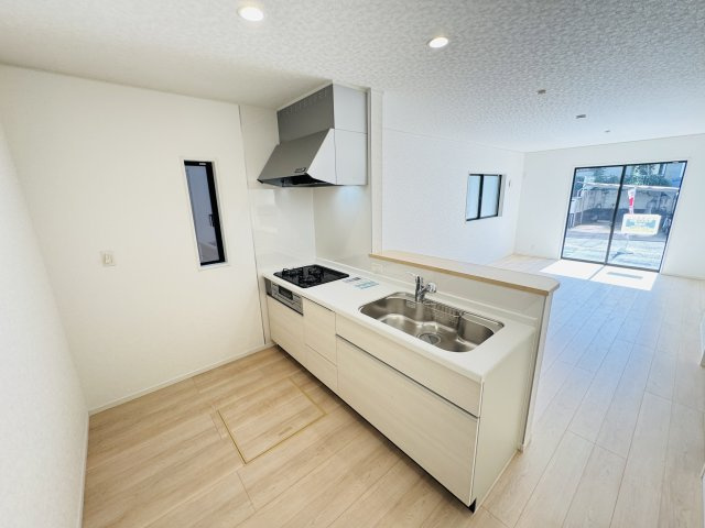 【キッチン】 | 柏市新逆井１丁目新築戸建【土南部小学校：4分】 | 広々システムキッチン・シンクの水栓には浄水器がついてます！