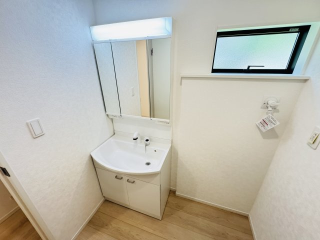 【独立洗面台】 | 柏市新逆井１丁目新築戸建【土南部小学校：4分】 | シャワーヘッド付き三面鏡洗面化粧台